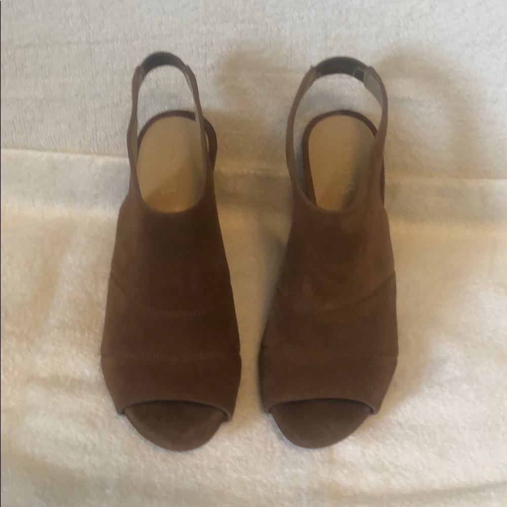Size 7.5 Micheal KORS. Gently worn 2-3 times.